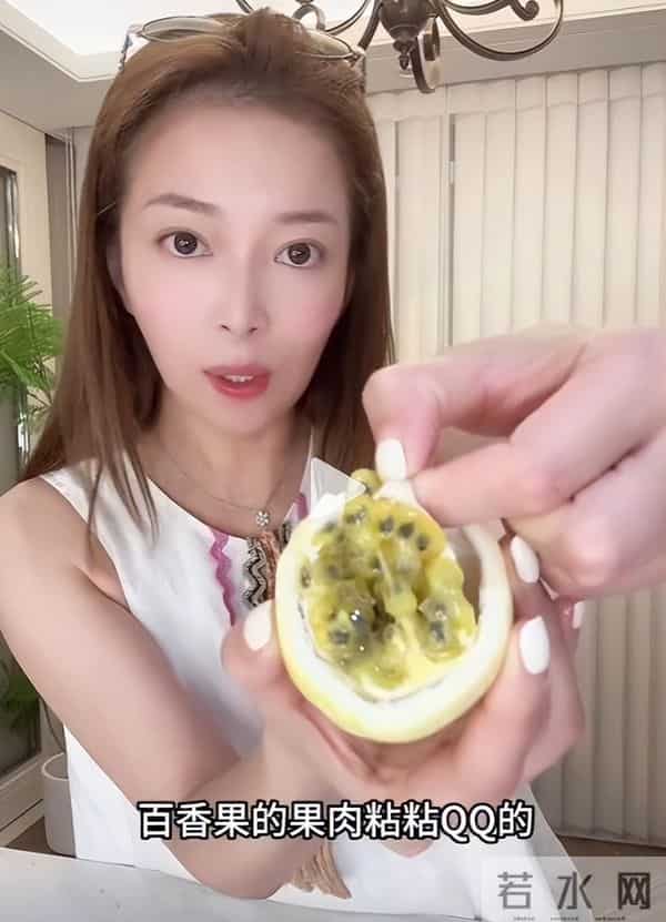 她曾是上海台主持人,如今在仓库打包卖水果,单身带儿子独自生活