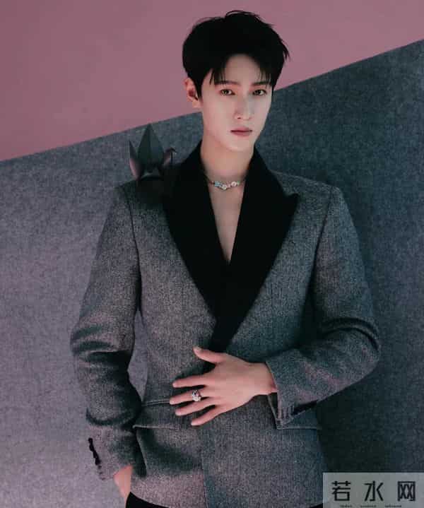 章子怡压轴亮相迪奥活动！LV家族长公主陪走红毯，高马尾嫩如少女