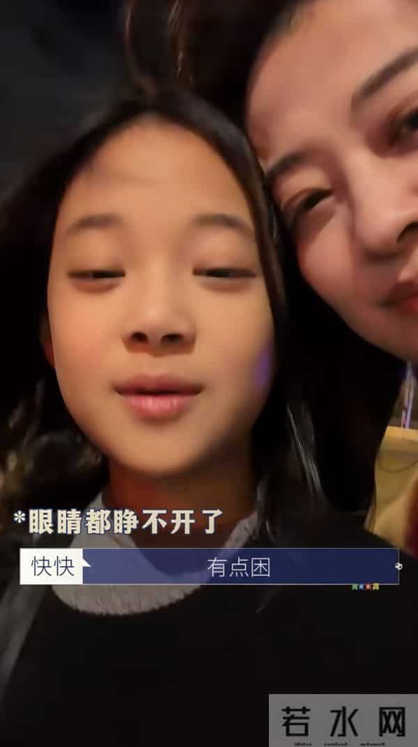 梅婷带娃游马德里,舅舅堪比男版梅婷,快快戴了耳环看起来挺酷!