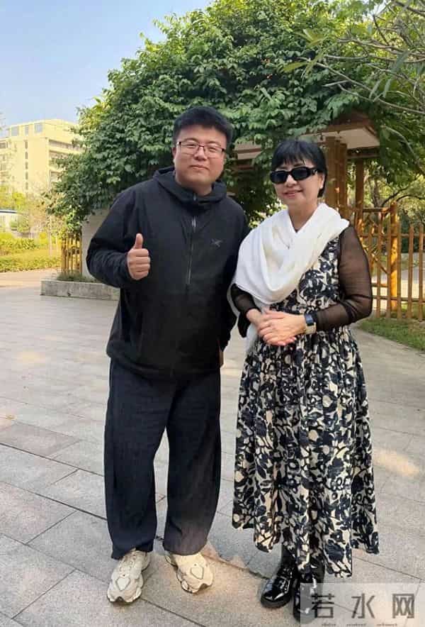 殷秀梅老师广州被偶遇，短发配黑色碎花长裙，气质依旧！