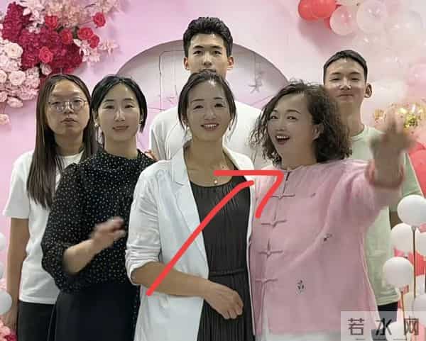 很多人劝朱进下次直播找她没错 养母以前是理发师 弟弟女友又曝大瓜