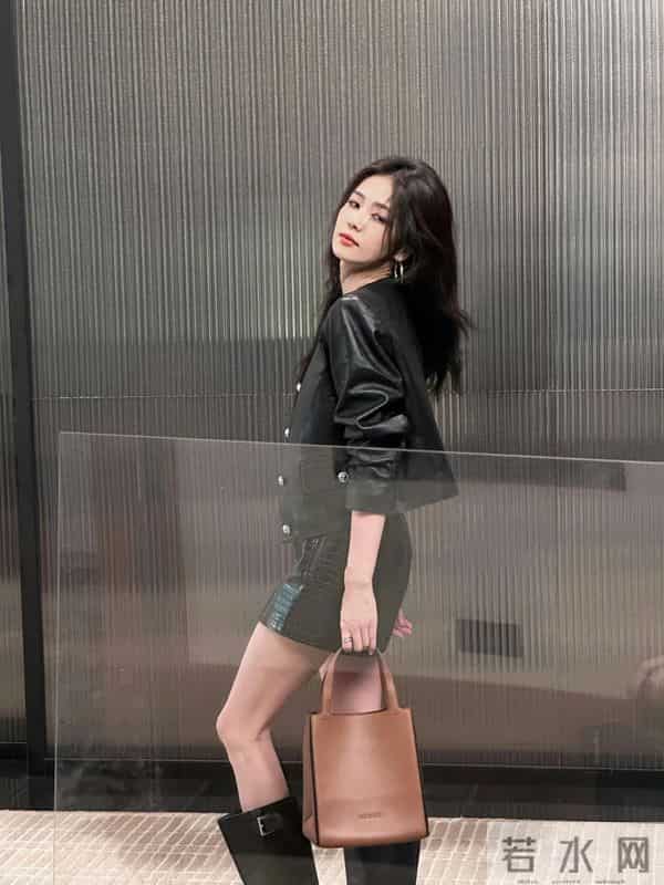 白鹿喜欢穿超薄肉色丝袜