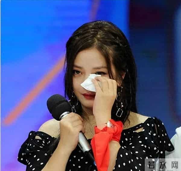 封杀4年后，赵薇带3个助理现身北京机场，脸小一圈引猜测：想复出