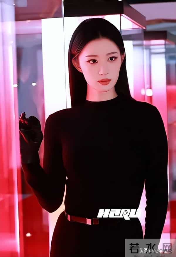 上海这一夜，搔首弄姿的彭小苒，被26岁王楚然秒了：妆再浓也白搭