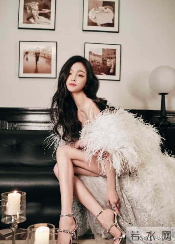 吴宣仪的“希腊脚” ‖ 美脚，白到发光的腿