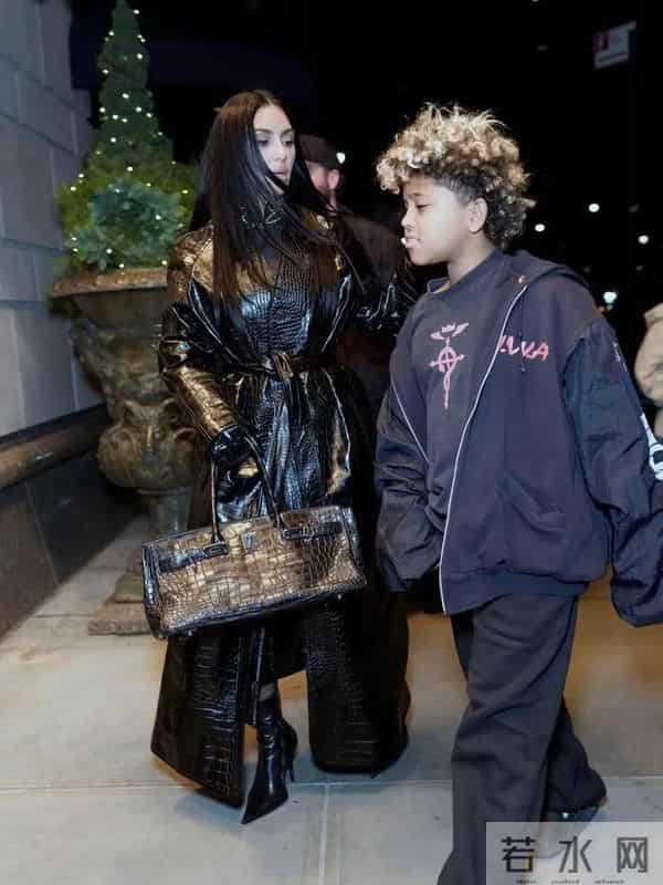 金·卡戴珊母子街头同框,黑色皮衣加持,辣妈气场藏不住