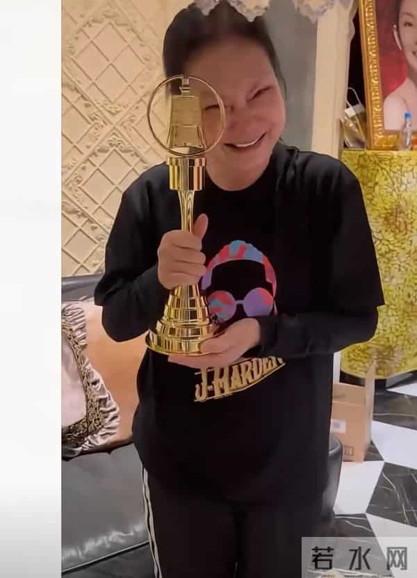 小S晒母女四人p图照!屋里摆着巨大的S照,徐妈两个举动让人心疼