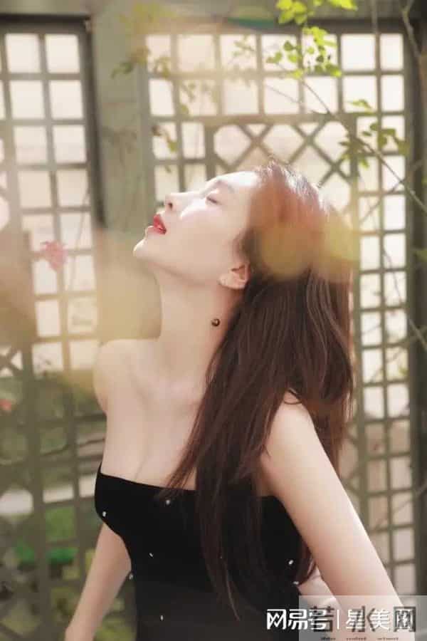 江疏影脚踩黑色一字带高跟凉鞋,大秀白皙美腿玉足