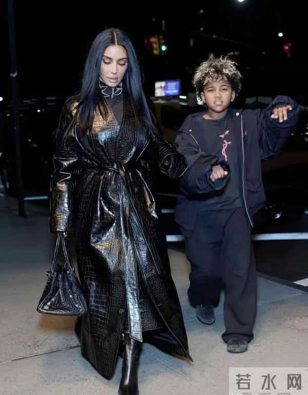 金·卡戴珊母子街头同框,黑色皮衣加持,辣妈气场藏不住