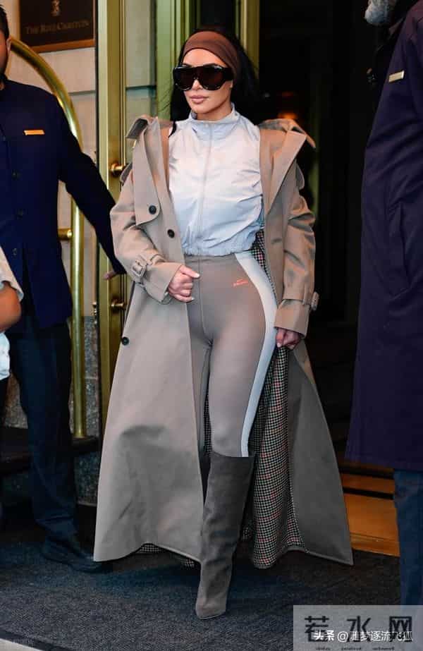金-卡戴珊现身街头,身穿风衣搭配麂皮靴紧身裤时髦复古