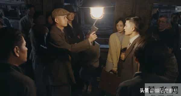 一脸苦相,眼神空洞,表情死板,没李纯的气质,谭凯也带不动她