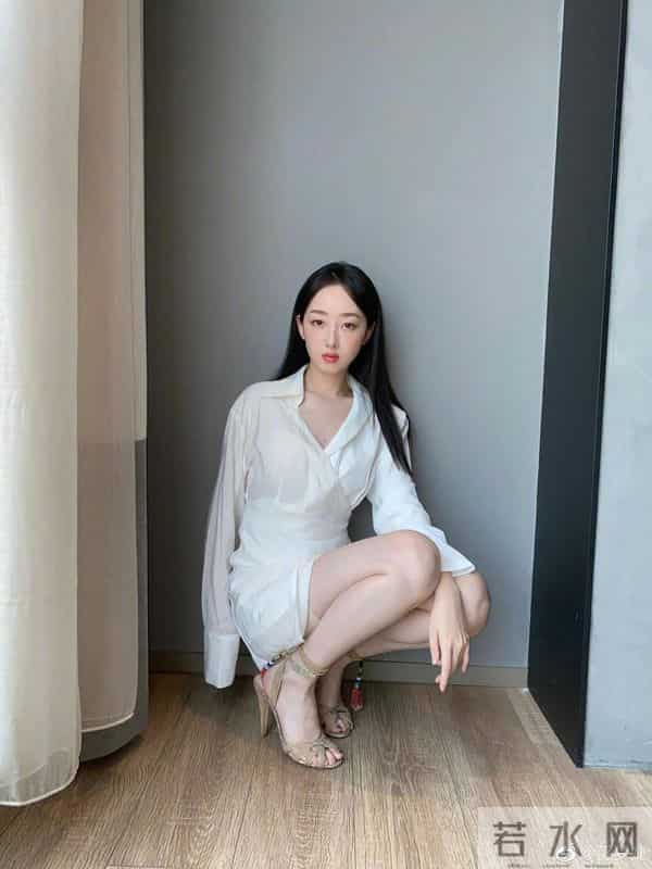 蒋梦婕喜欢蹲着拍照