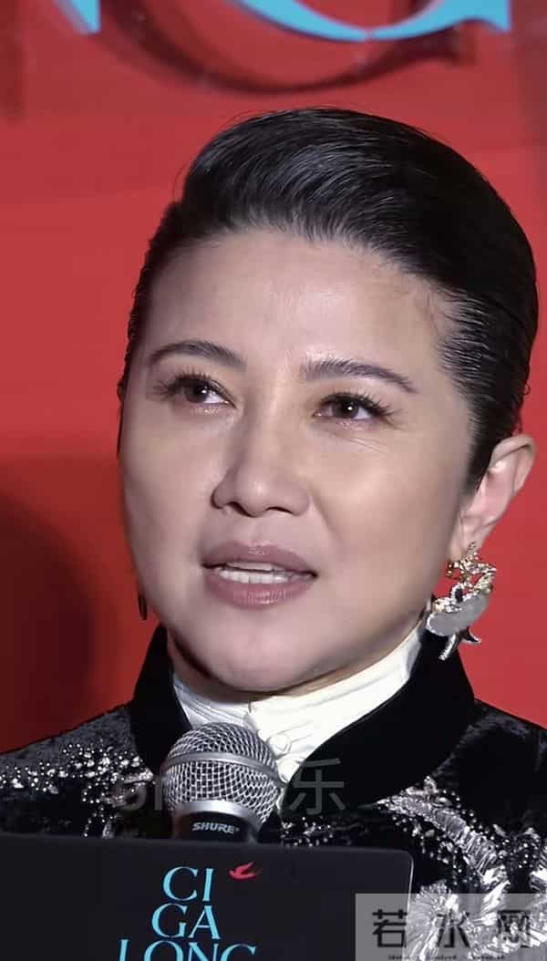 53岁颜丙燕长得好抗老，花期真长啊，怪不得能找小她20岁的男友！