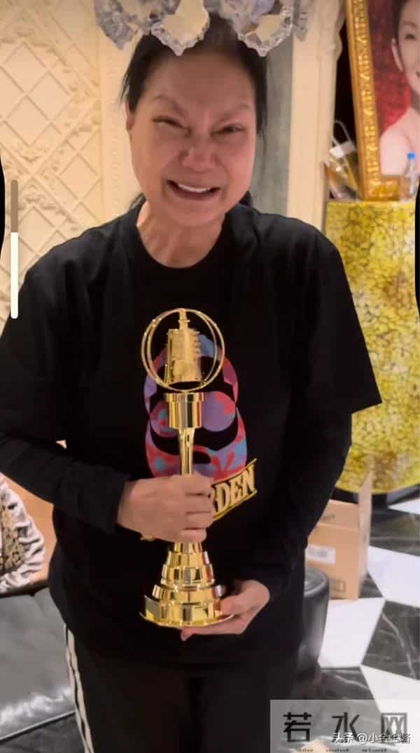 s妈痛哭,小s晒全家福,大s去世10个月,她们一家都变了