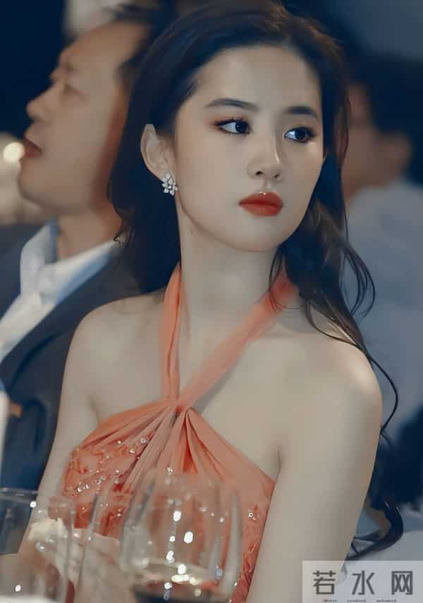 刘亦菲现身阿联酋，离开美颜滤镜，真实状态曝光，两条腿尤为吸睛