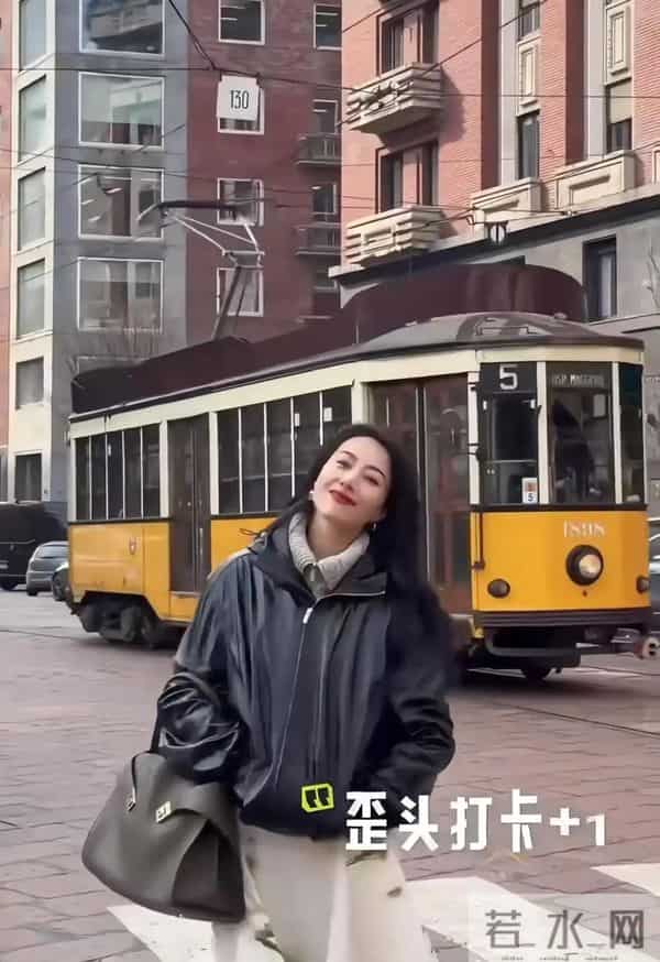46岁高圆圆现身米兰街头,在没人认识的街头拍照松弛开心得像小孩