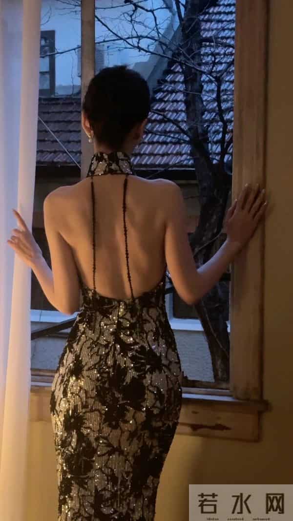 Angelababy纯欲氛围感拉满,美腿线条惊艳