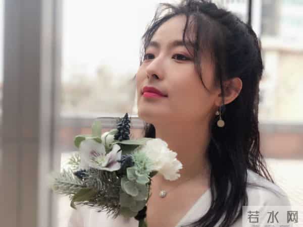 长得不够有星味,演了4次女一号也没红,如今42岁仍未婚