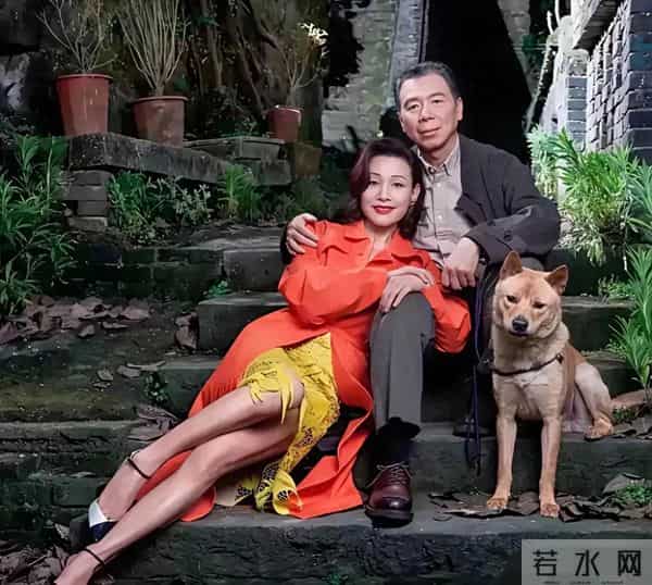 冯小刚身旁的她 面容高贵,装扮时尚前卫,早于刘晓庆闪耀影坛 谁啊