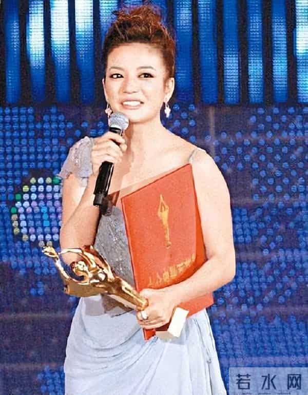 封杀4年后，赵薇带3个助理现身北京机场，脸小一圈引猜测：想复出