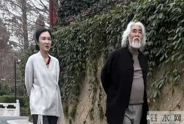 74岁张纪中逛径山寺，挺大肚依然白须白发，43岁杜星霖干瘪苍老