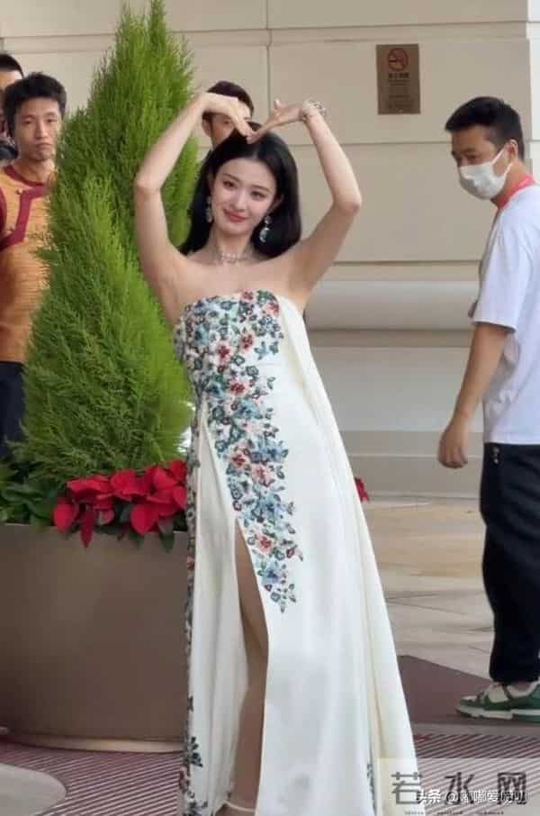 王楚然在澳门被偶遇,她身材高挑婀娜多姿,皮肤白皙,真的好美啊