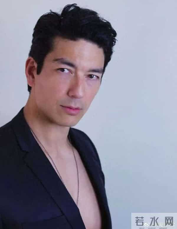 44岁丹尼斯·吴现身上海参加活动，黑色西装造型干练帅气，被赞“法拉利老了也是法拉利”