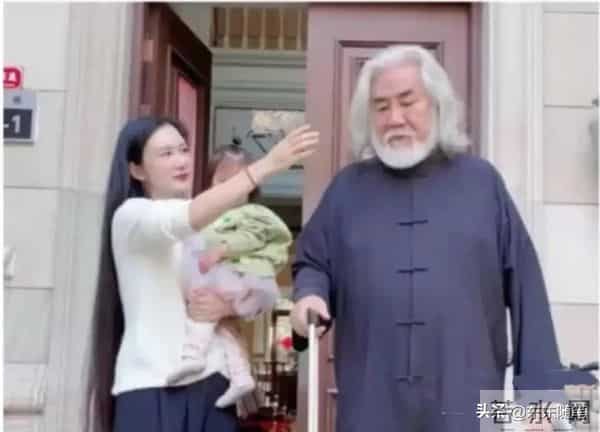 74岁张纪中逛径山寺，挺大肚依然白须白发，43岁杜星霖干瘪苍老