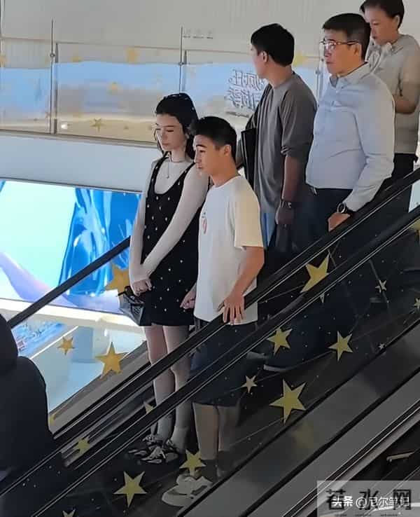 65岁梁安琪带奚梦瑶逛奢店,不敢上扶梯想走没成功,何猷君显尴尬