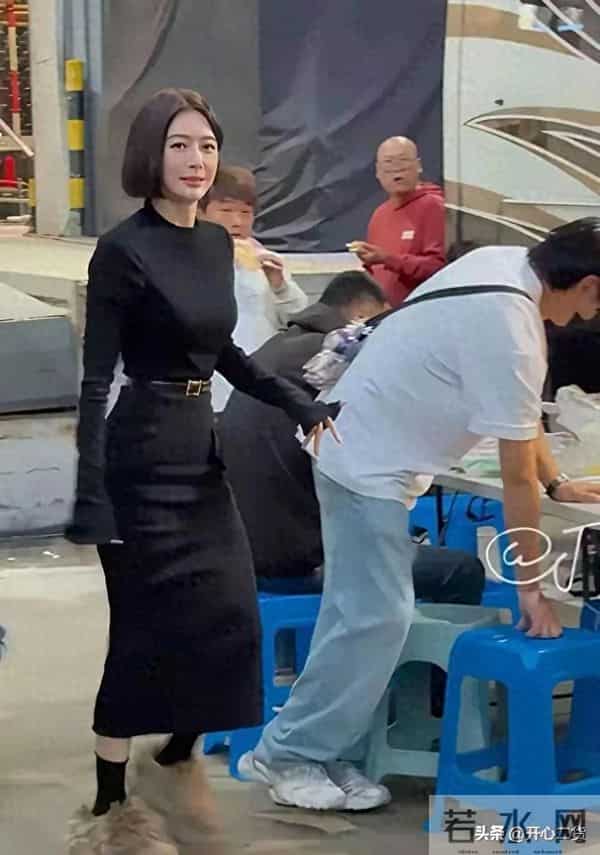 秦岚变化太大了,胸很大,腰很细,臀部很大,身材有点像芭比娃娃