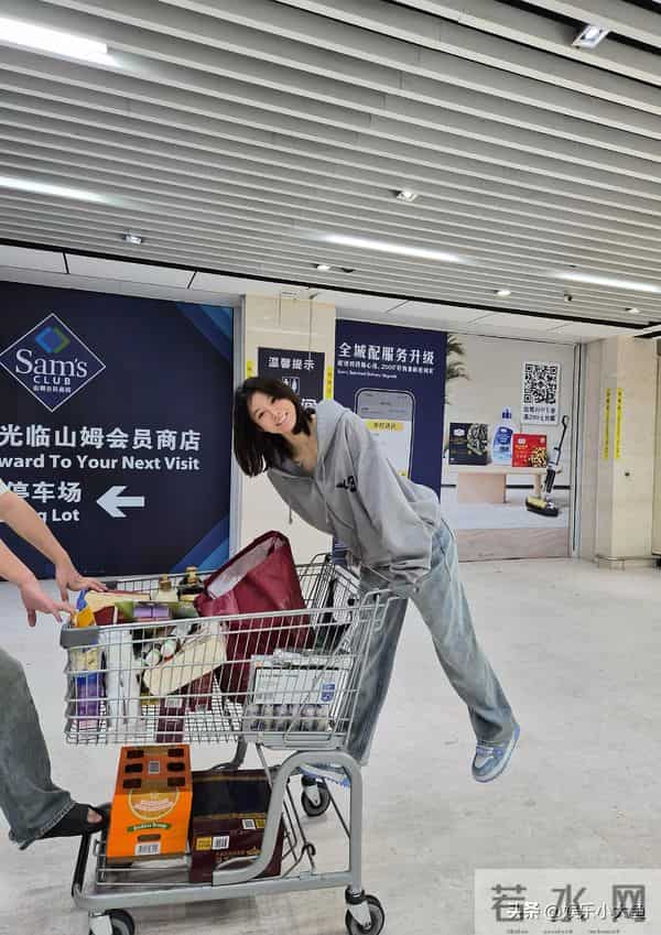 吴艳妮广西逛山姆,穿灰色卫衣牛仔裤好松弛,戴着黑框眼镜好可爱