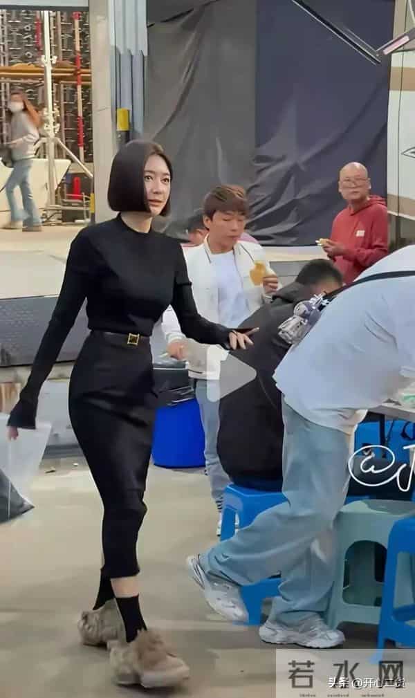 秦岚变化太大了,胸很大,腰很细,臀部很大,身材有点像芭比娃娃