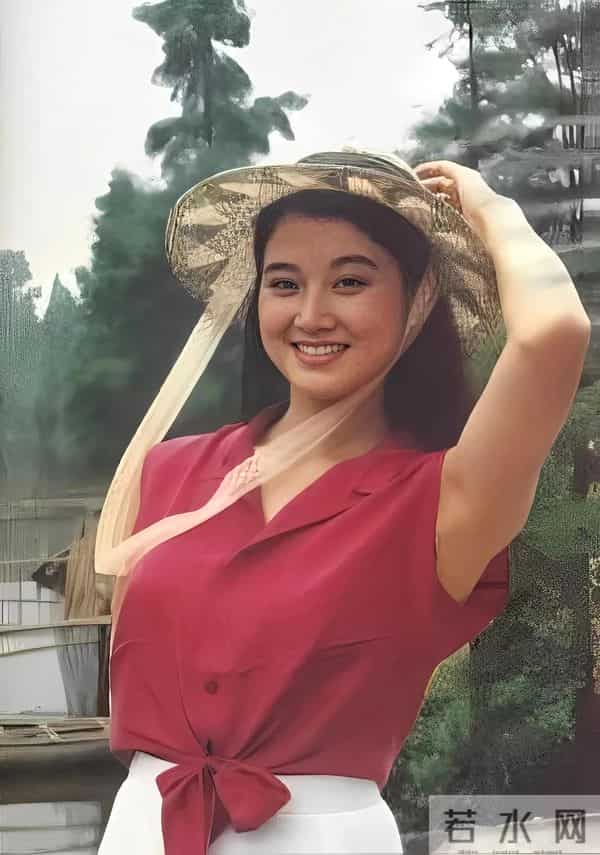 歌唱家宋祖英与弟弟宋祖荣在一起 ，他毕业于长春大学美术系 聋哑人