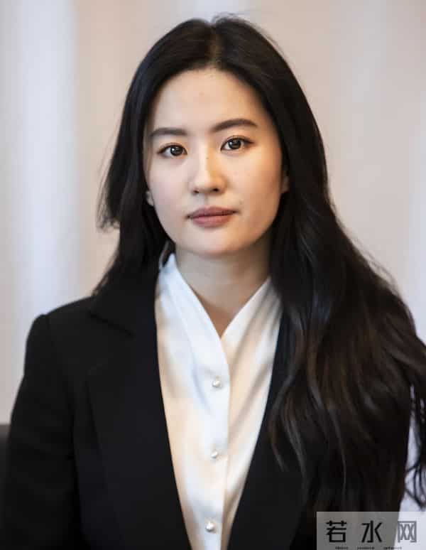 刘亦菲现身阿联酋，离开美颜滤镜，真实状态曝光，两条腿尤为吸睛