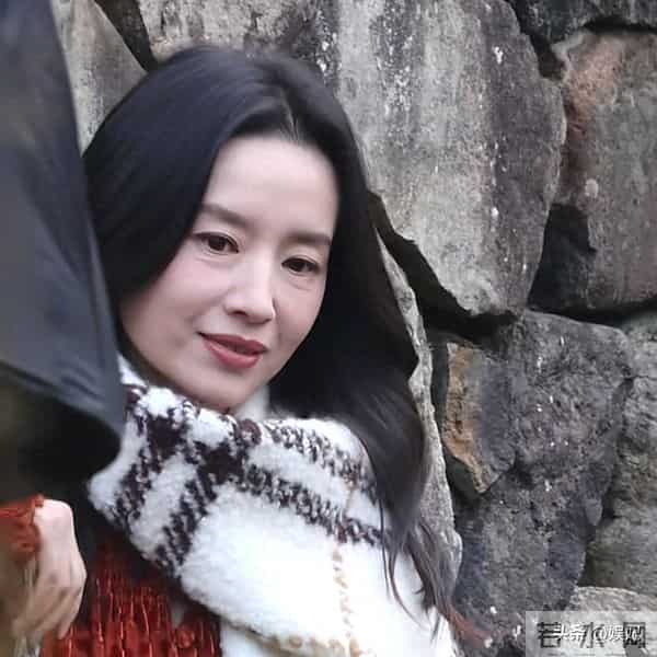 45岁董洁怼脸拍来袭!面部有细纹,有皱纹才真实,整体状态不错