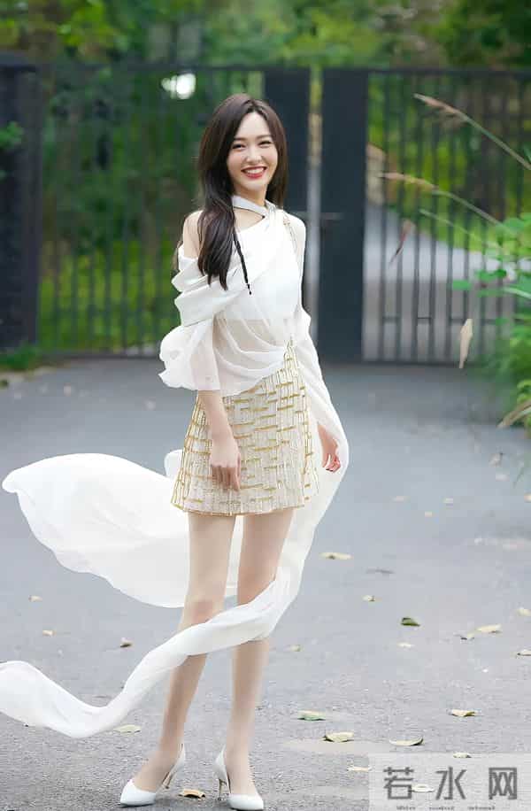 唐嫣 白纱衣+长腿,柔艳甜美风拉满!