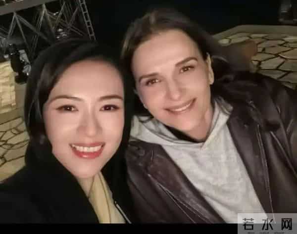 章子怡压轴亮相迪奥活动！LV家族长公主陪走红毯，高马尾嫩如少女