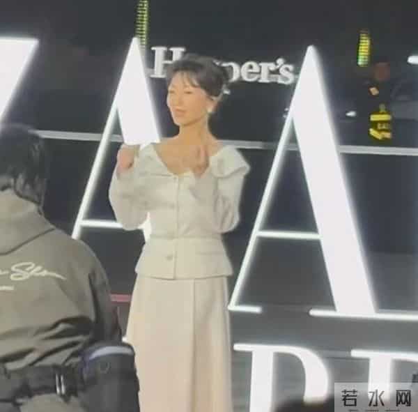 上海红毯太真实，谭卓脸肿，吉娜大小胸成谜，赵雅芝深V险走光