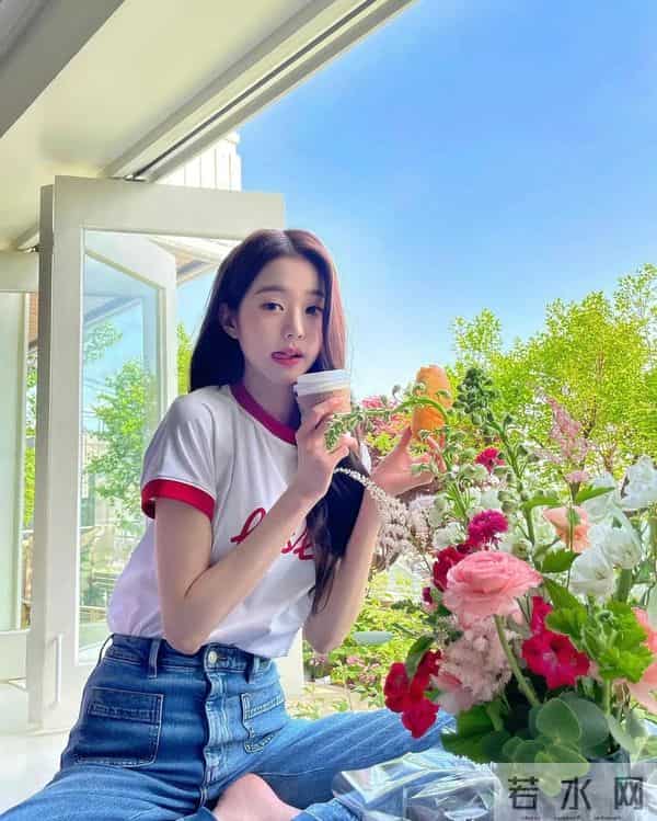 张元英牛仔裤很有青春的味道,鲜美