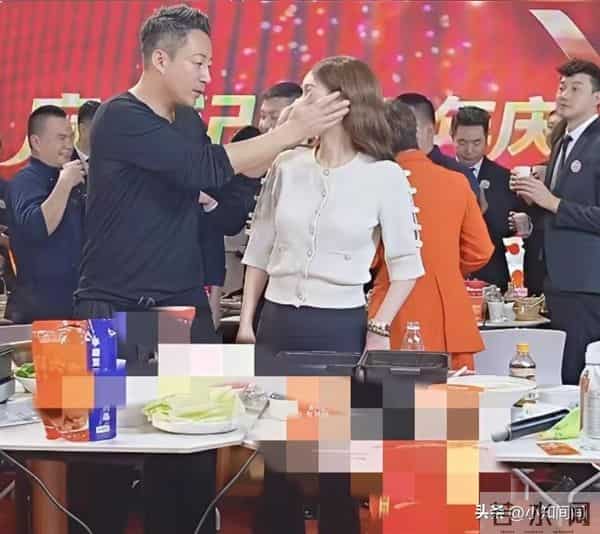 小S十月得金钟奖,奖杯十二月送给黄春梅。网友:麻六记五周年