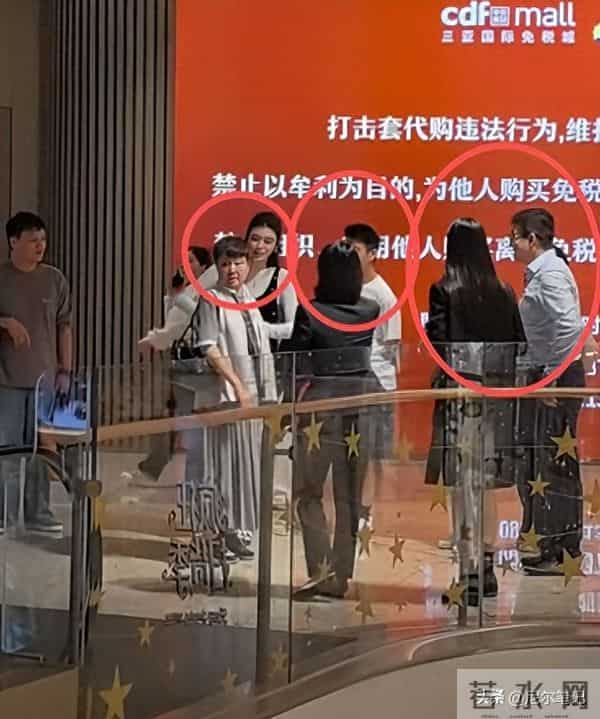 65岁梁安琪带奚梦瑶逛奢店,不敢上扶梯想走没成功,何猷君显尴尬