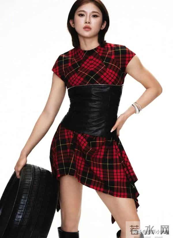 吴艳妮最新杂志大片,身材肌肉保持真好,随便一个动作都美翻了