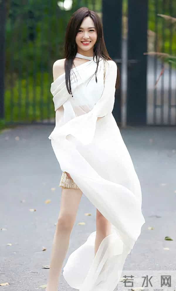 唐嫣 白纱衣+长腿,柔艳甜美风拉满!