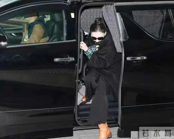 44岁张柏芝出庭造型封神!165cm骨相美人凭黑绿配穿出超强气场