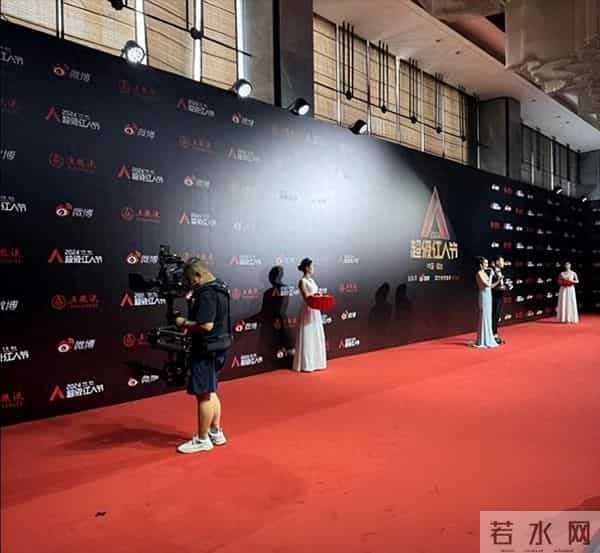 上海红毯太真实，谭卓脸肿，吉娜大小胸成谜，赵雅芝深V险走光