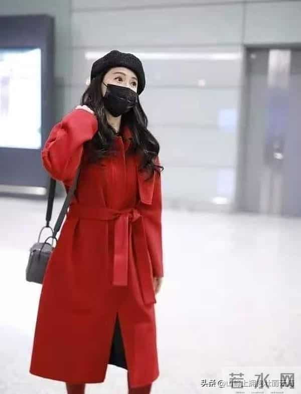 57岁伊能静不服老，机场穿红大衣+长筒靴+贝雷帽，越老越时髦