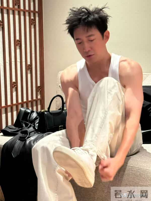 偶遇王阳带妻女逛街,抱女儿画面好温馨,老婆高斯正脸曝光引热议