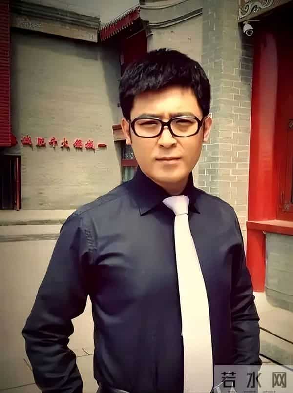 明着吃软饭?多次上春晚竟然全是老婆的功劳,结婚多年被拿捏死