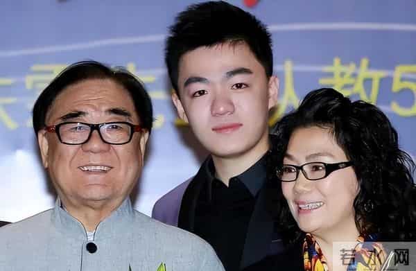 嫁大自己18岁的音乐家，丈夫葬礼却没有露面，如今儿子成她的骄傲