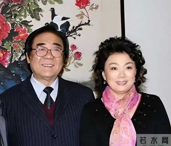 嫁大自己18岁的音乐家，丈夫葬礼却没有露面，如今儿子成她的骄傲